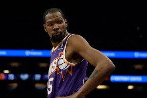 开云体育移动版-败北首场状态出色，加拿大队观众沸腾！，杜兰特重返赛场热度持续攀升(篮网杜兰特球衣)