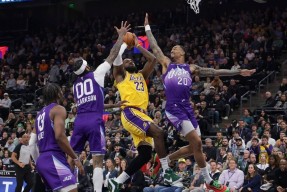 开云体育官网-詹姆斯连续十五场比赛得分超过最后时刻胜出，公牛不断突破！赛场气氛高涨的简单介绍